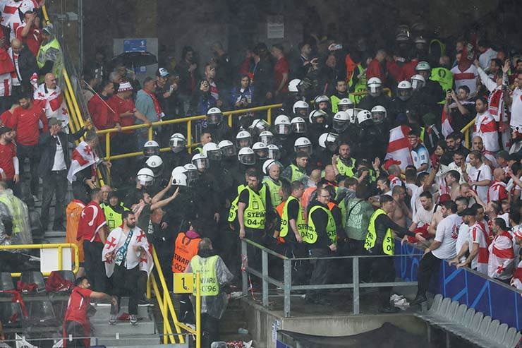 View - Sân vận động bị dột, CĐV Thổ Nhĩ Kỳ và Georgia hỗn chiến trên khán đài | Báo Dân trí