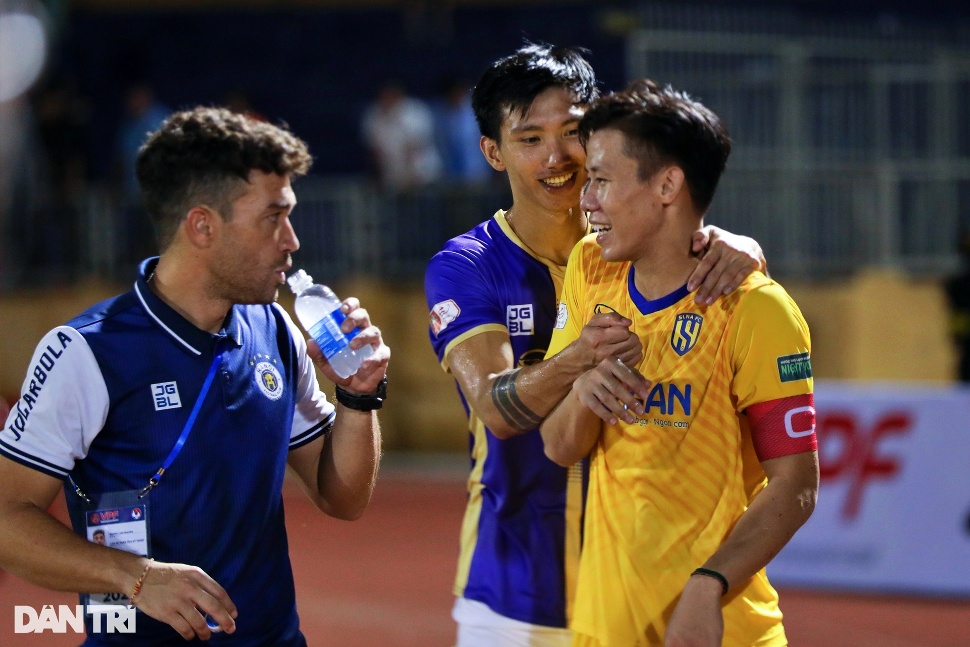 Văn Hậu trêu đùa Quế Ngọc Hải sau trận đại chiến trên sân Vinh - 14