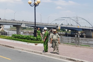 Thi thể nam giới có hình xăm trôi trên sông