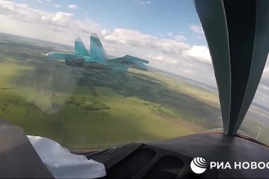 Su-34 Nga tấn công sở chỉ huy và xe bọc thép của Ukraine (Nguồn: RIA).