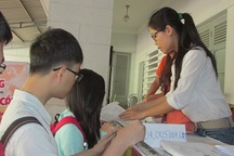 Đông nghịt thí sinh trong ngày đầu nhận giấy báo dự thi THPT quốc gia