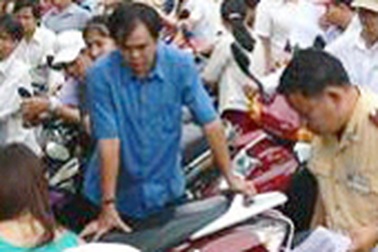 Nỗi niềm người đi lấy biển xe