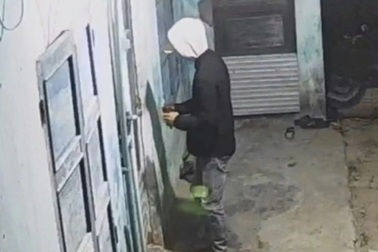 Kẻ cướp dọa đặt bom ngay đầu giường uy hiếp cô gái trẻ lúc rạng sáng