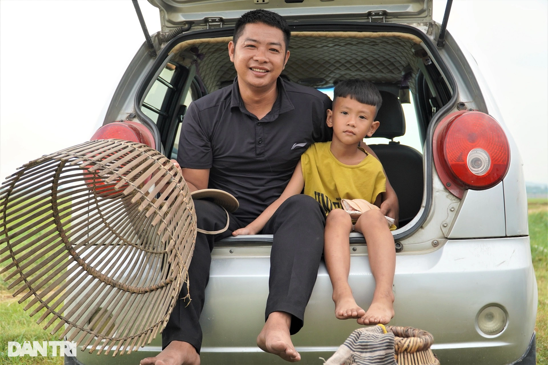 Dân phố lũ lượt mua vé thi nhau nơm cá, chủ hồ thu gần chục triệu đồng - 1 Dân phố lũ lượt mua vé thi nhau nơm cá, chủ hồ thu gần chục triệu đồng - 1