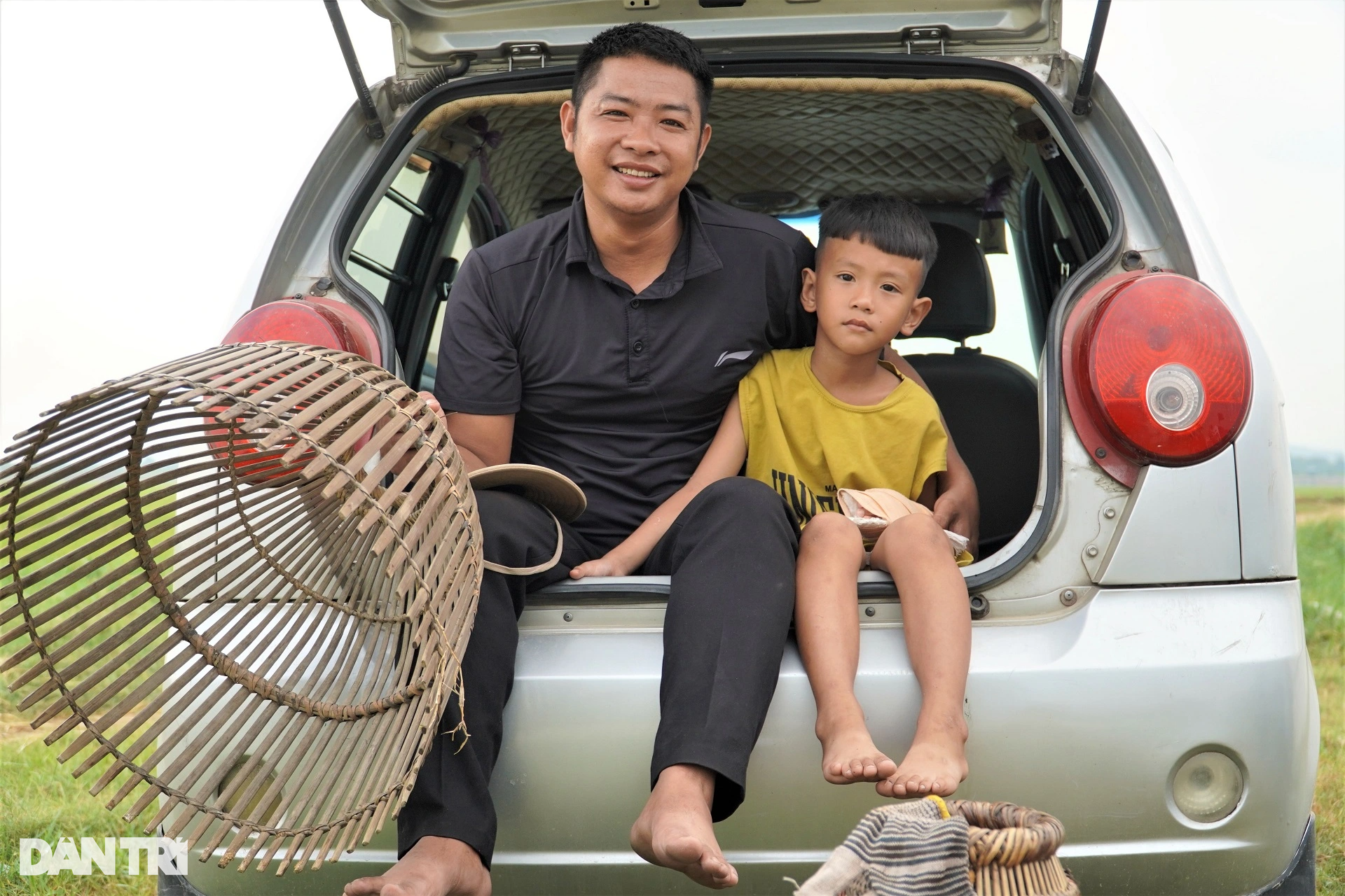 Street people flocked to buy tickets to compete in fish farming, and the lake owner collected nearly ten million dong - 1