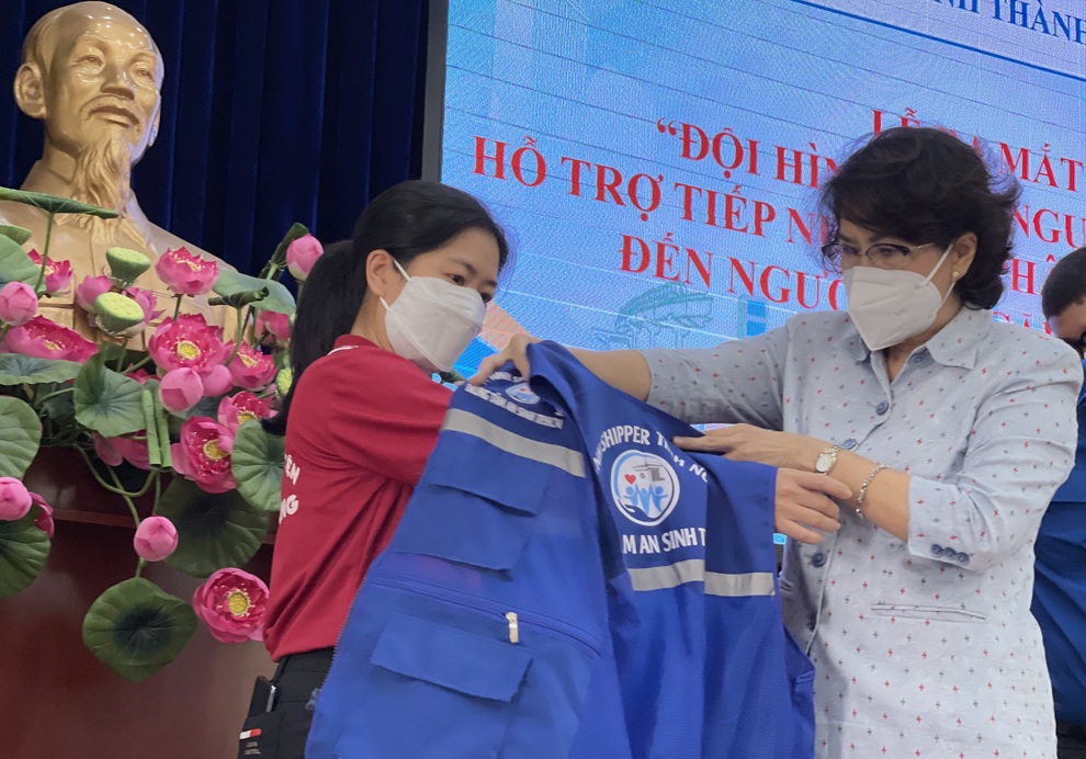TPHCM: 700 shipper tình nguyện trao nhu yếu phẩm đến người dân khó khăn - 1 TPHCM: 700 shipper tình nguyện trao nhu yếu phẩm đến người dân khó khăn - 1