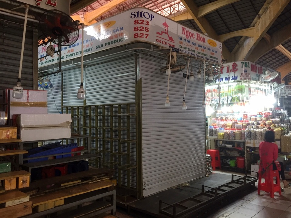 Hàng loạt quầy, sạp tại chợ Bến Thành vẫn “cửa đóng, then cài” vì ế khách - 7 Hàng loạt quầy, sạp tại chợ Bến Thành vẫn “cửa đóng, then cài” vì ế khách - 7