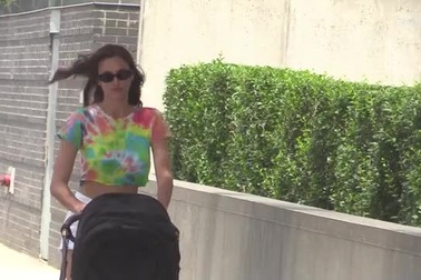 Người mẫu Nga Irina Shayk đưa con xuống phố