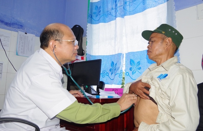 Bác sĩ Bệnh viện Quân y 268 thăm, khám sức khoẻ cho người dân xã biên giới Trung Sơn, huyện A Lưới, tỉnh Thừa Thiên Huế