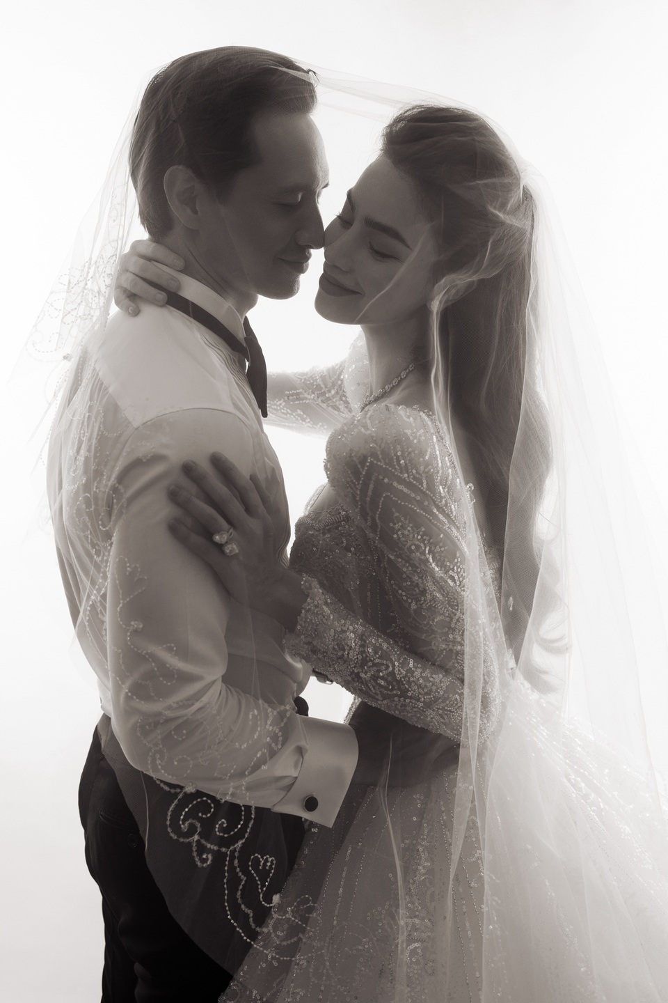 Hồ Ngọc Hà lần đầu tiết lộ ảnh cưới với Kim Lý - 2 Hồ Ngọc Hà lần đầu tiết lộ ảnh cưới với Kim Lý - 2