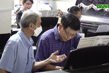 Hàng trăm người già ở TPHCM được học piano miễn phí