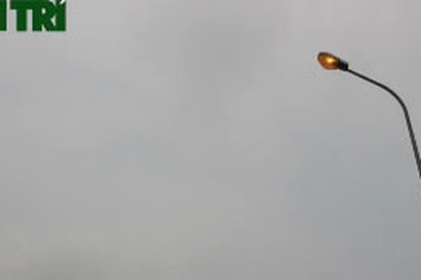 Hà Nội: Đèn cao áp chiếu sáng giữa trưa nắng