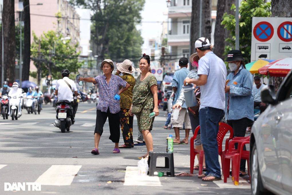 Vé xem trận Việt Nam - Singapore: Ngày buồn cho dân phe - 8 Vé xem trận Việt Nam - Singapore: Ngày buồn cho dân phe - 8