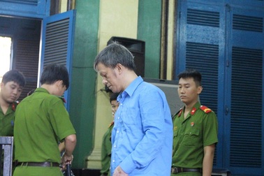 Người cha đau đớn nhìn con bị nhân tình của vợ thiêu chết