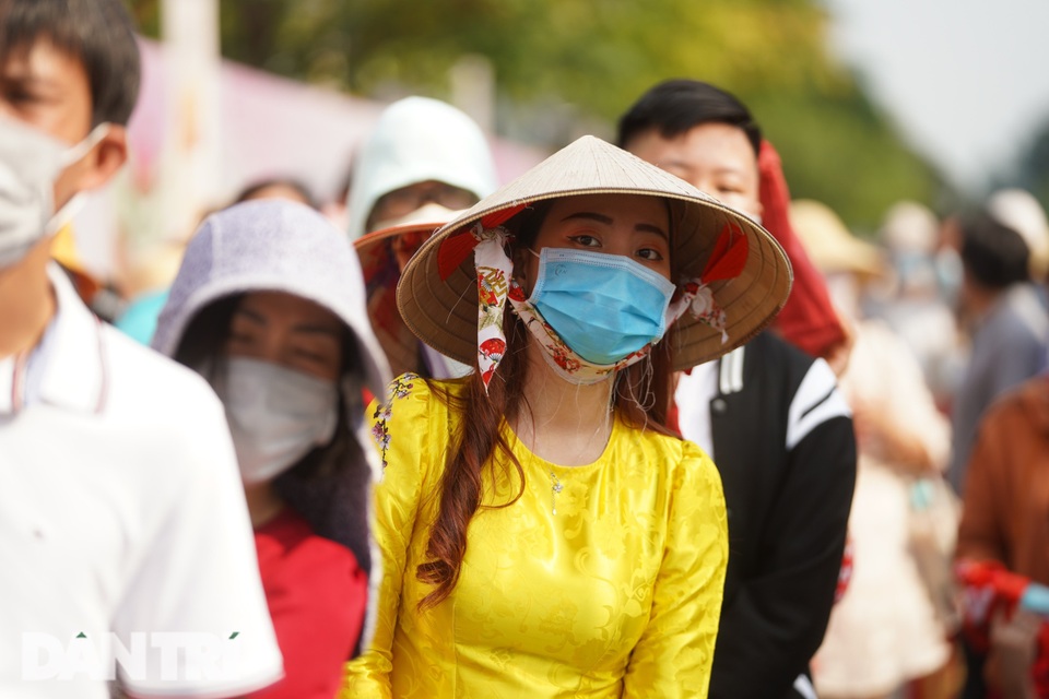 Người Sài Gòn đội nắng, đeo khẩu trang du xuân đường hoa Nguyễn Huệ - 3 Người Sài Gòn đội nắng, đeo khẩu trang du xuân đường hoa Nguyễn Huệ - 3