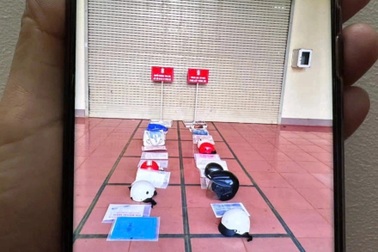 Xã lên tiếng việc dân "xí chỗ" bằng mũ bảo hiểm trước trung tâm hành chính