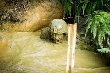 Cận cảnh trại huấn luyện khắc nghiệt trong rừng của lính Mỹ