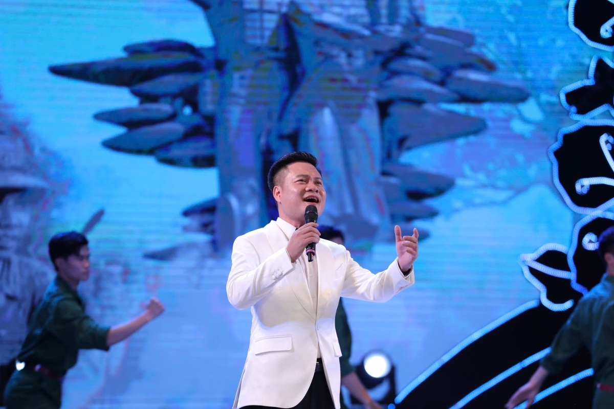 Zasloužilý umělec Hoang Tung byl dojat, když u příležitosti svátku středu podzimu zpíval píseň o rodičích - 1 NSƯT Hoàng Tùng xúc động khi hát ca khúc về cha mẹ dịp Tết Trung thu - 1