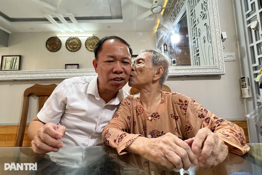 Chuyện ít người biết về ông bố Hà Nội chăm mẹ U100 gây sốt cộng đồng - 1 Chuyện ít người biết về ông bố Hà Nội chăm mẹ U100 gây sốt cộng đồng - 1