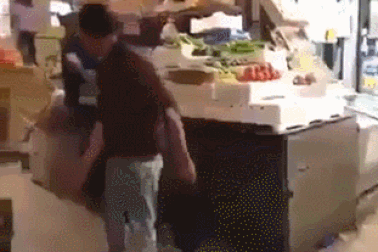 Clip “người đàn ông bị ‘quả báo’ vì khạc nhổ” nổi bật tuần qua