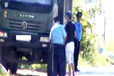 Thu hồi Thẻ công chức 2 thanh tra giao thông "làm luật" doanh nghiệp