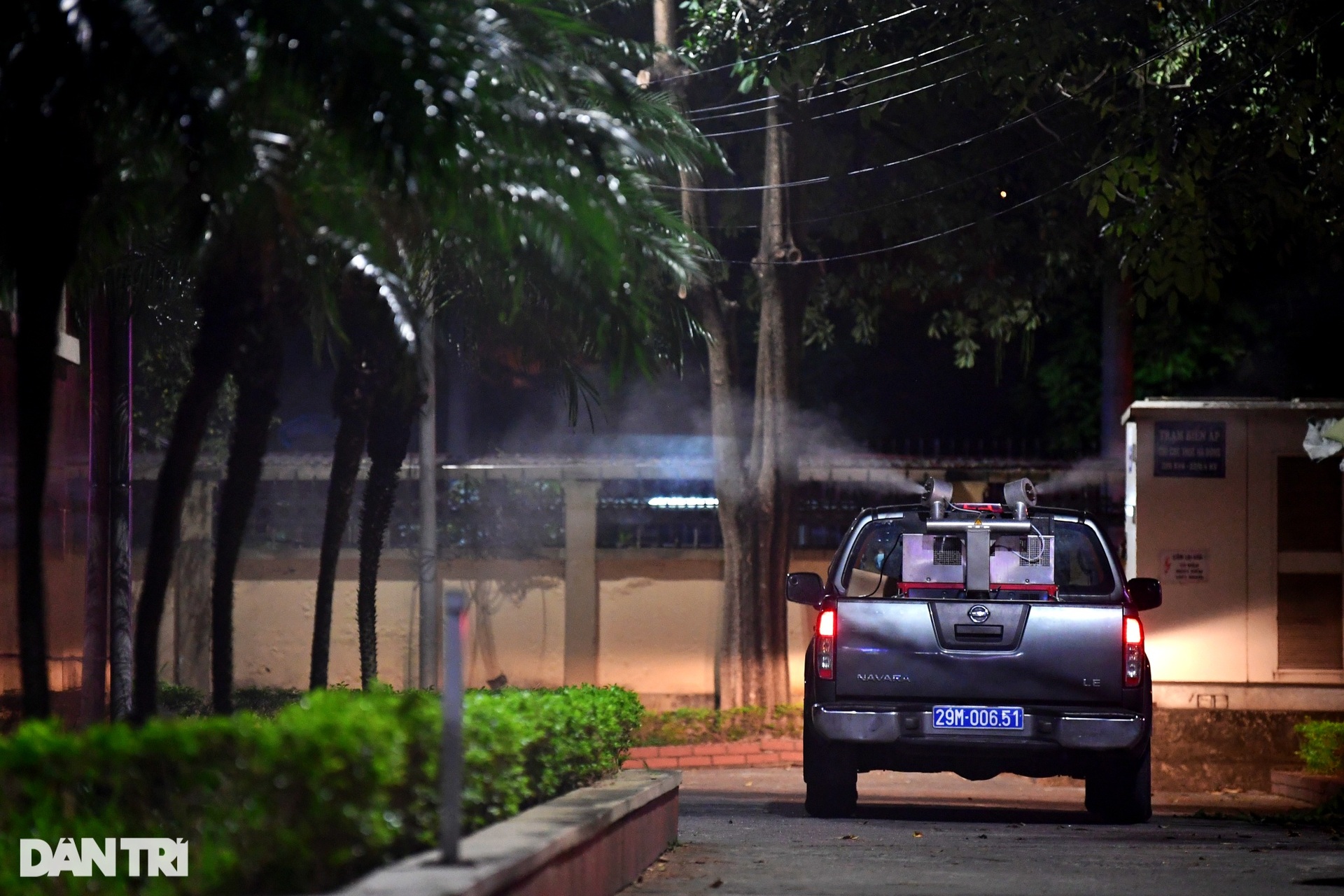 Hà Nội: Xuyên đêm phun thuốc diệt muỗi chặn dịch sốt xuất huyết - 7 Hà Nội: Xuyên đêm phun thuốc diệt muỗi chặn dịch sốt xuất huyết - 7