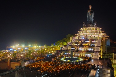 Đại lễ dâng đăng lớn bậc nhất năm trong ngày Tết Nguyên Tiêu tại núi Bà Đen