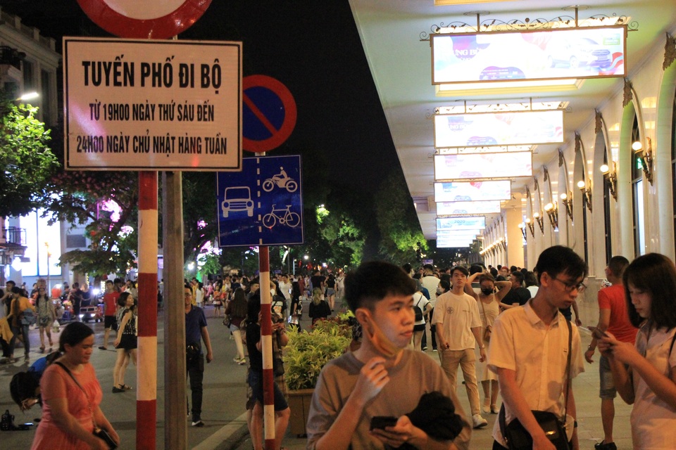 Phố đi bộ Hồ Gươm đông nghịt trở lại sau 3 tháng nghỉ dịch - 1 Phố đi bộ Hồ Gươm đông nghịt trở lại sau 3 tháng nghỉ dịch - 1