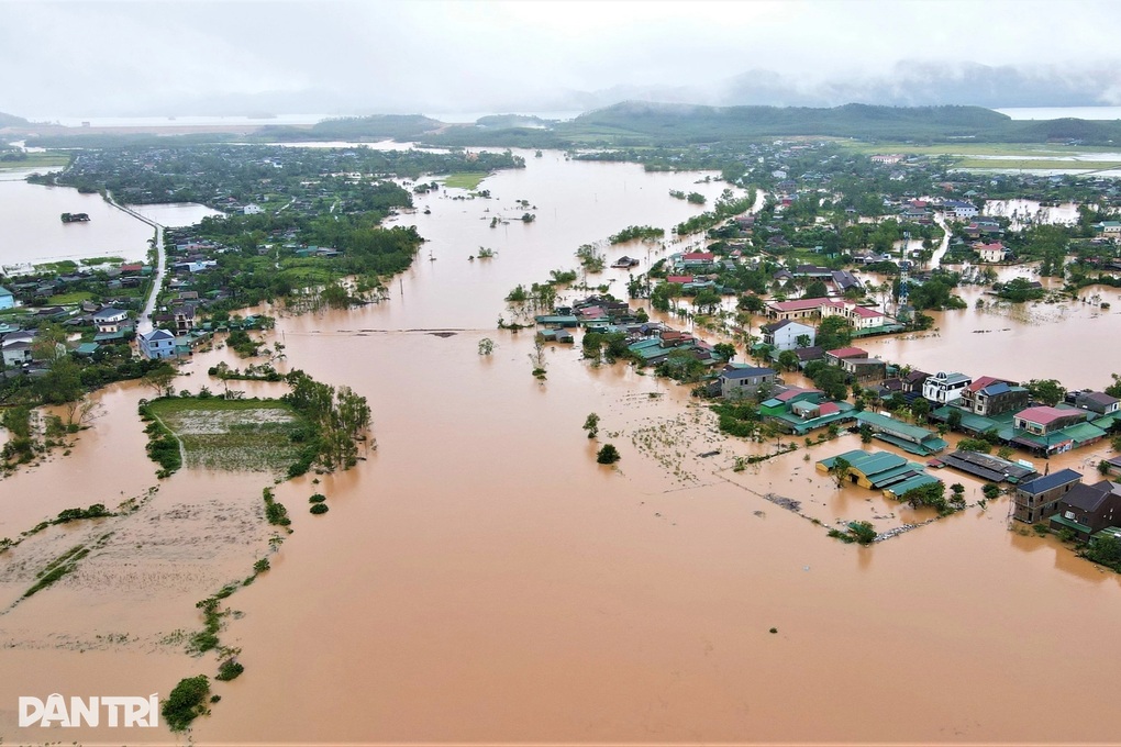 Người mất 3 ngày chưa thể an táng do mưa lũ, có nơi ngập sâu 2,5m - 2