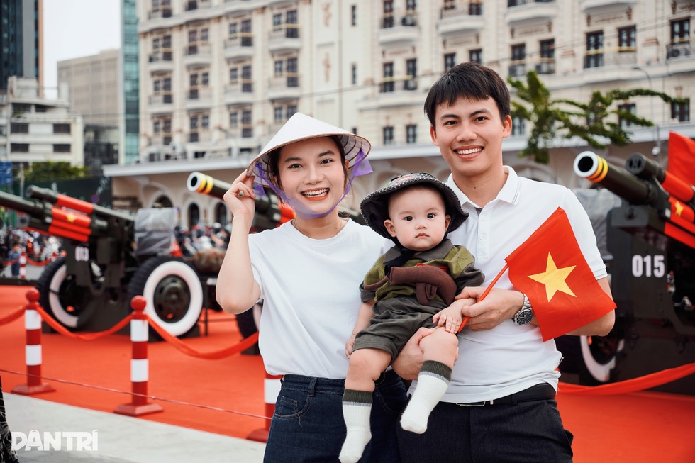 Bé 9 tháng làm chiến sĩ nhỏ, check-in cùng dàn pháo lễ tại bến Bạch Đằng - 1 Bé 9 tháng làm chiến sĩ nhỏ, check-in cùng dàn pháo lễ tại bến Bạch Đằng - 1