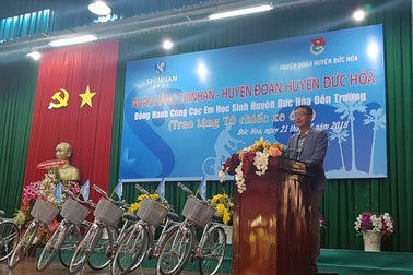 Ngân hàng Shinhan Việt Nam đồng hành cùng học trò nghèo tại Tân Cương và Đức Hòa