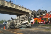 Xe container lật nhào trên cao tốc TPHCM - Trung Lương gây ùn tắc dài