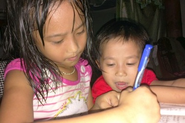 Thương cảnh hai đứa trẻ mồ côi mẹ, cha bệnh hiểm nghèo