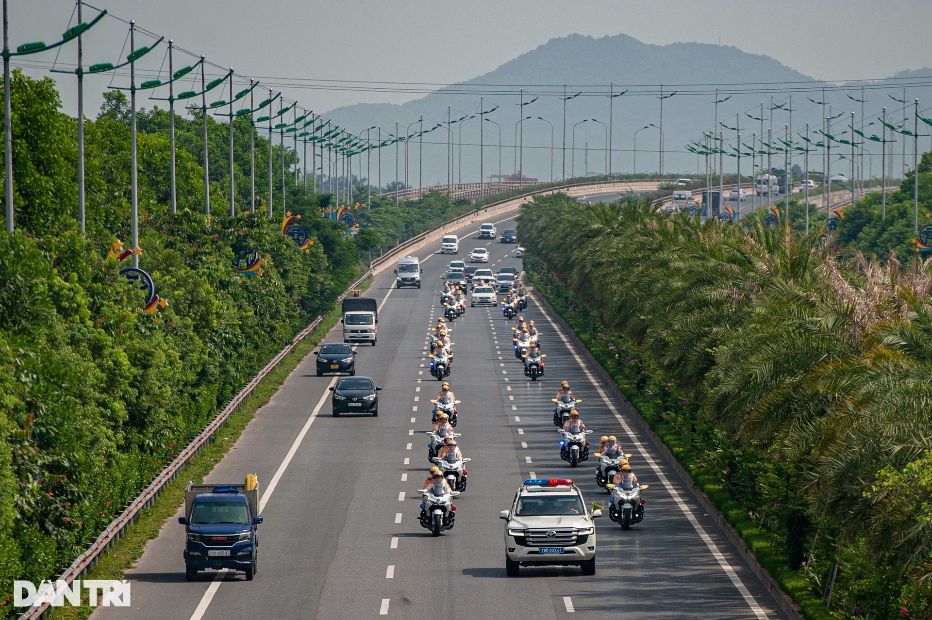 Ngắm dàn 30 mô tô khủng 1.800 phân khối của Cục CSGT diễu hành ở Hà Nội - 13 Ngắm dàn 30 mô tô khủng 1.800 phân khối của Cục CSGT diễu hành ở Hà Nội - 13