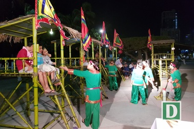Nha Trang: Du khách đổ ra đường khám phá nghệ thuật dân gian