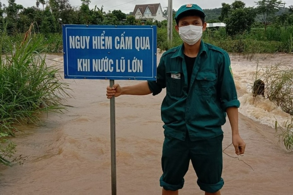 Giao thông bị chia cắt vì ngập lụt, sạt lở - 3 Giao thông bị chia cắt vì ngập lụt, sạt lở - 3