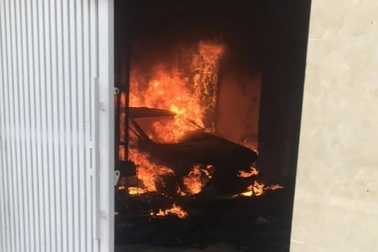 Cột điện bốc cháy rồi lan rộng, thiêu rụi cả xế hộp