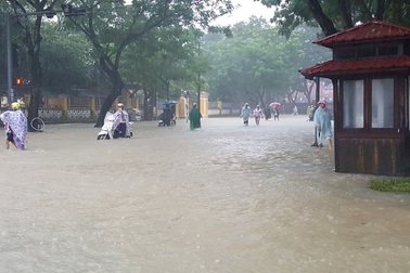 Mưa cực lớn, Huế ngập thành "sông"