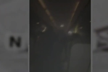 Máy bay bốc cháy khiến hành khách hoảng loạn còn tiếp viên xử lý phản cảm