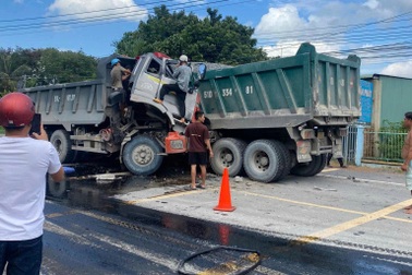 Hai xe tải đối đầu, 2 tài xế kẹt trong cabin bẹp dúm ở TPHCM