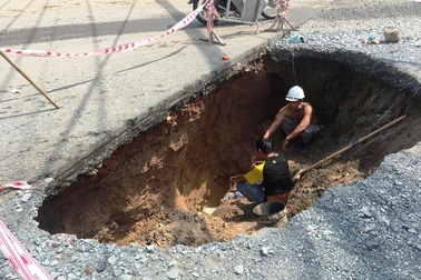 “Hố tử thần” xuất hiện giữa giao lộ trong trận mưa lớn