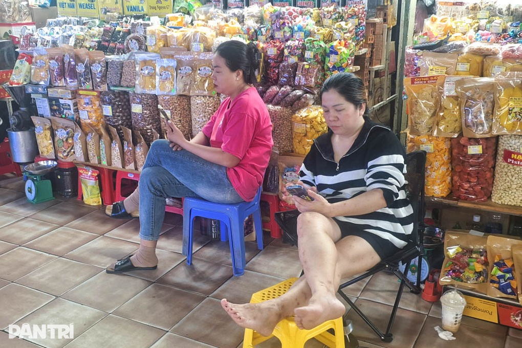 Η αγορά είναι ακόμα ανοιχτή, οι πωλητές εξακολουθούν να κάθονται, μόνο οι τακτικοί πελάτες δεν επιστρέφουν πλέον - 2 Chợ vẫn mở, người bán vẫn ngồi, chỉ khách quen không còn trở lại - 2