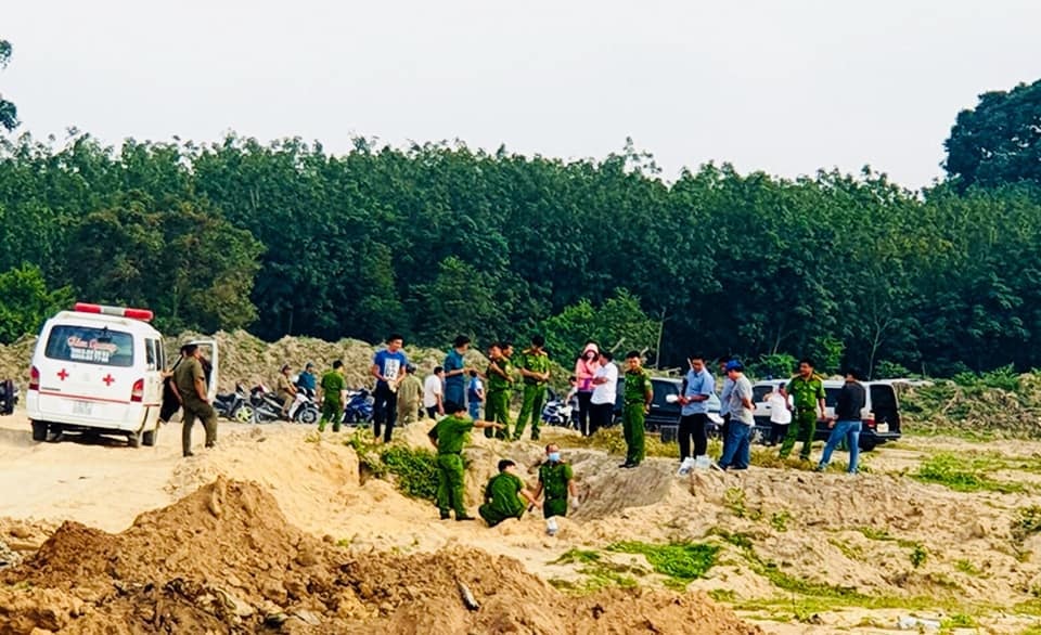 Tìm tung tích người đàn ông chết cháy đen dưới hố công trình - 1 Tìm tung tích người đàn ông chết cháy đen dưới hố công trình - 1
