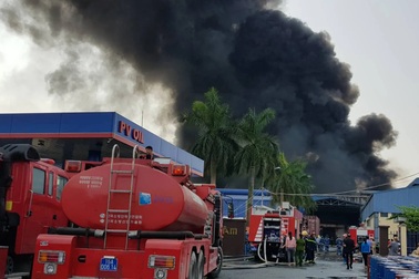 Cháy lớn kho hàng nằm gần cây xăng ở Hải Phòng