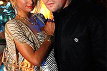 Người yêu Paris Hilton “né” câu hỏi kết hôn