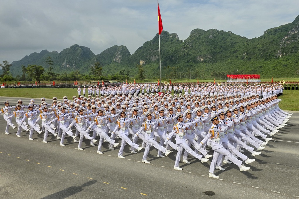 Chiến sĩ vững vàng tiến bước dưới cái nắng trong buổi tổng hợp luyện A80 - 5 Chiến sĩ vững vàng tiến bước dưới cái nắng trong buổi tổng hợp luyện A80 - 5