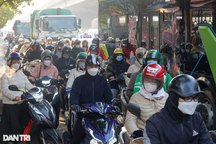 Giao thông Hà Nội ùn tắc trở lại sau kỳ nghỉ Tết Nguyên đán