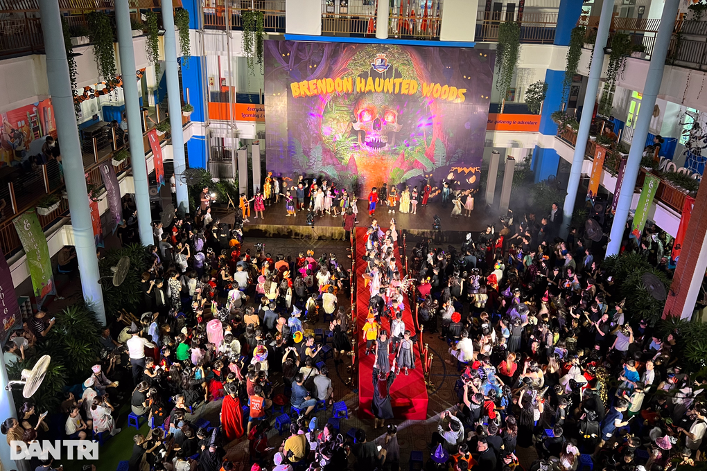 Học sinh biến hóa trong đêm hội Halloween giải cứu nhân vật bị mắc kẹt - 1 Học sinh biến hóa trong đêm hội Halloween giải cứu nhân vật bị mắc kẹt - 1