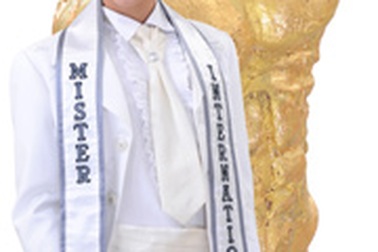 Hoa vương Ngô Tiến Đoàn sang Singapore một năm