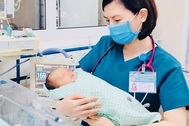 Bé sơ sinh bị bỏ rơi 3 ngày giữa trời nắng tiến triển tốt